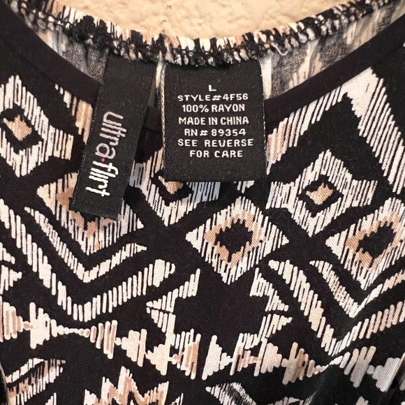 Sleeveless Romper w/ pockets - Picture 3 of 7